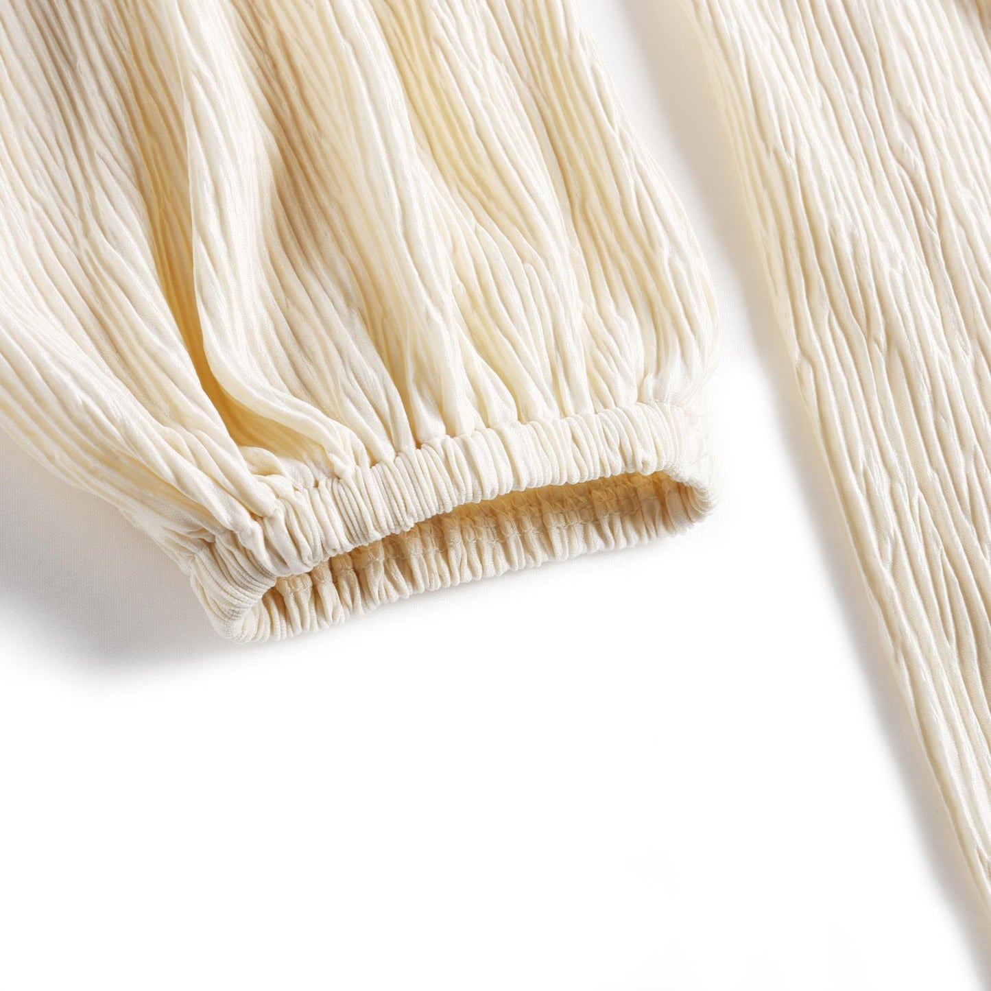 Trendiges Kleid mit tiefem Ausschnitt und Ballonärmeln