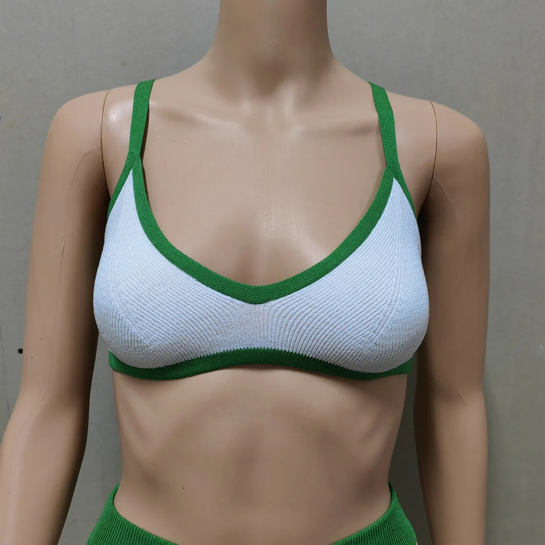 Zweiteilige Strandbekleidung aus Kontraststrick – Triangel-BH und Boyshorts