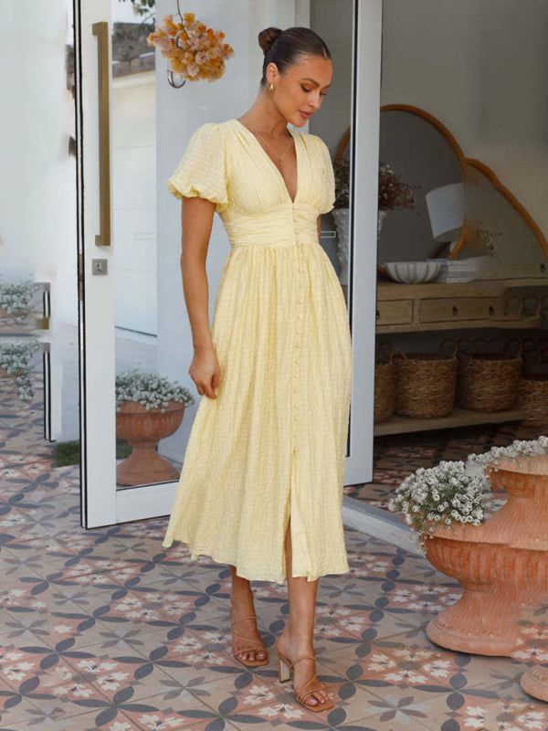 Robe mi-longue texturée à col plongeant et taille smockée