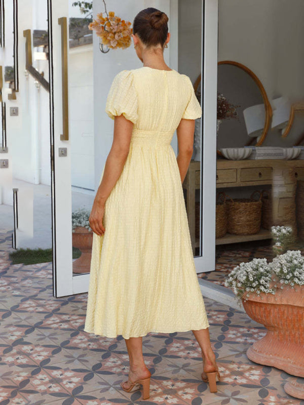 Robe mi-longue texturée à col plongeant et taille smockée