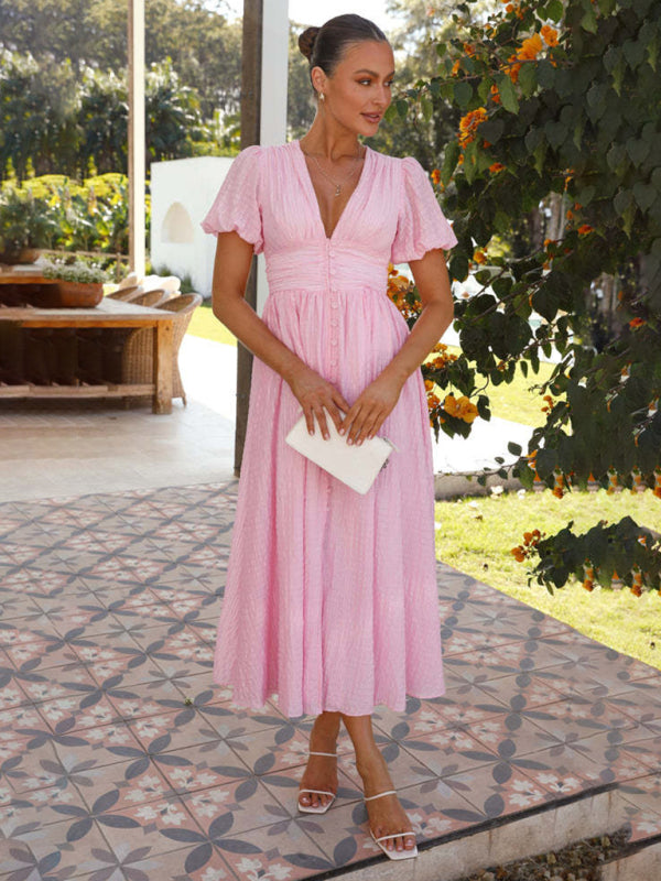 Robe mi-longue texturée à col plongeant et taille smockée