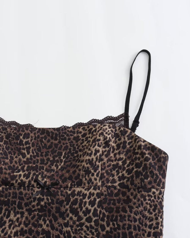 Tailliertes Cami-Top mit Spitzenakzenten im Leopardenmuster