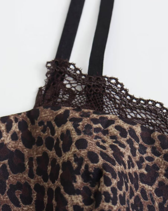 Tailliertes Cami-Top mit Spitzenakzenten im Leopardenmuster