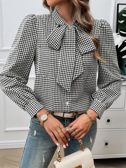 Elegante Gingham-Bluse mit Fliege – Perfekt fürs Büro