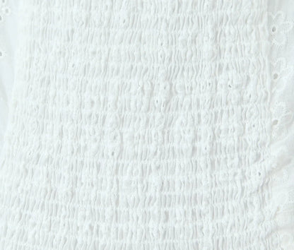 Robe en dentelle à œillets floraux de style mariage d'été