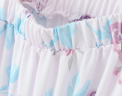 Trendiges Sommerkleid mit Blumenmuster, Trägern und Stufendesign