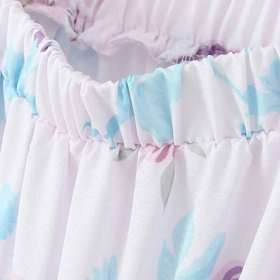 Trendiges Sommerkleid mit Blumenmuster, Trägern und Stufendesign