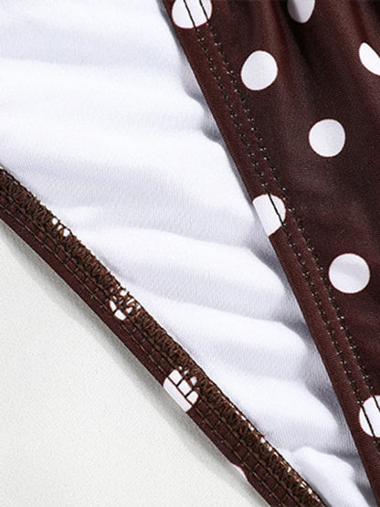 Zweiteilige Badebekleidung mit Polka Dots – Bandeau-BH und seitlich gebundener Bikini in Pfirsich