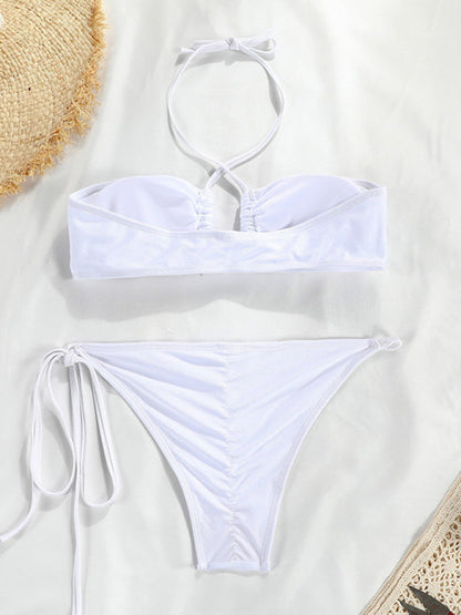 Zweiteilige Badebekleidung mit Polka Dots – Bandeau-BH und seitlich gebundener Bikini in Pfirsich