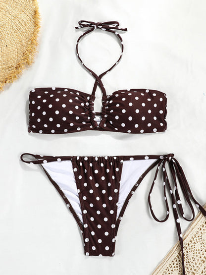 Zweiteilige Badebekleidung mit Polka Dots – Bandeau-BH und seitlich gebundener Bikini in Pfirsich