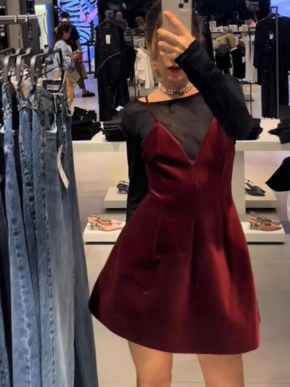 Schickes Spaghettiträgerkleid aus Samt