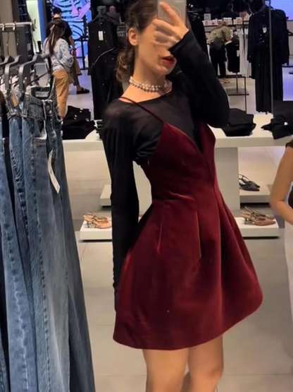 Schickes Spaghettiträgerkleid aus Samt