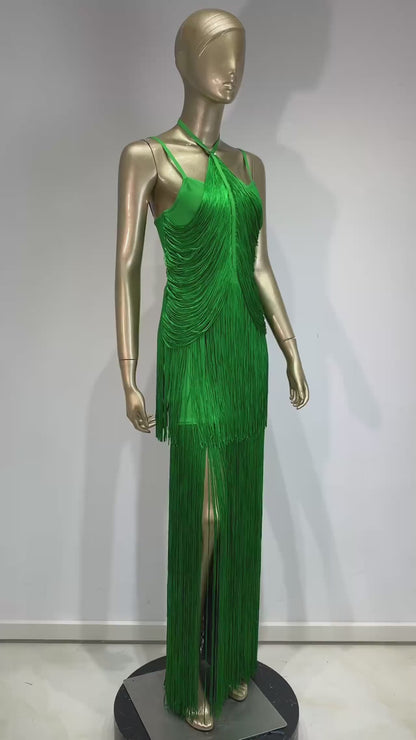 Grünes Neckholderkleid mit Fransen im Stil der 1920er